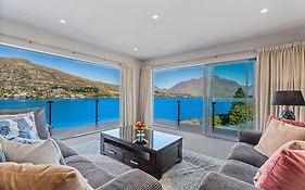Lakefront Penthouse Apartment With 270-Degree View